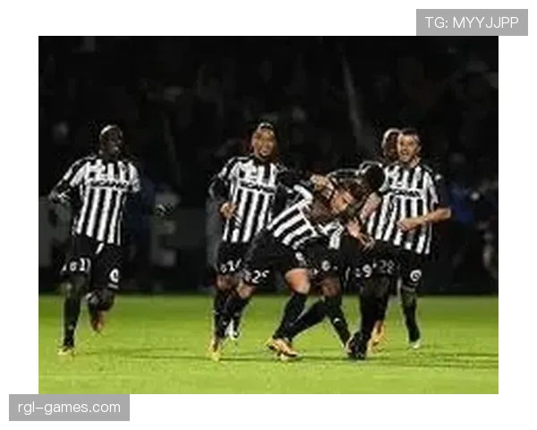 埃因霍温中路渗透战术引热议，攻防新策略初显成效