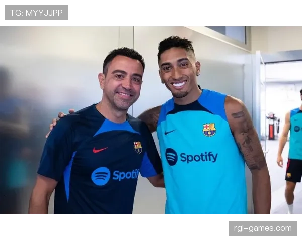 拉菲尼亚训练完直接去奢侈品店刷空卡？